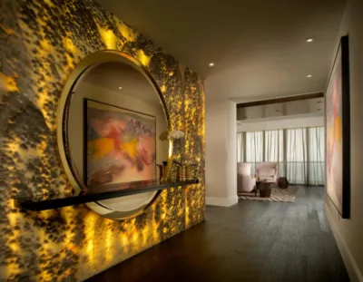 Habillage mural dans un salon en Onyx Silver rétroéclairé