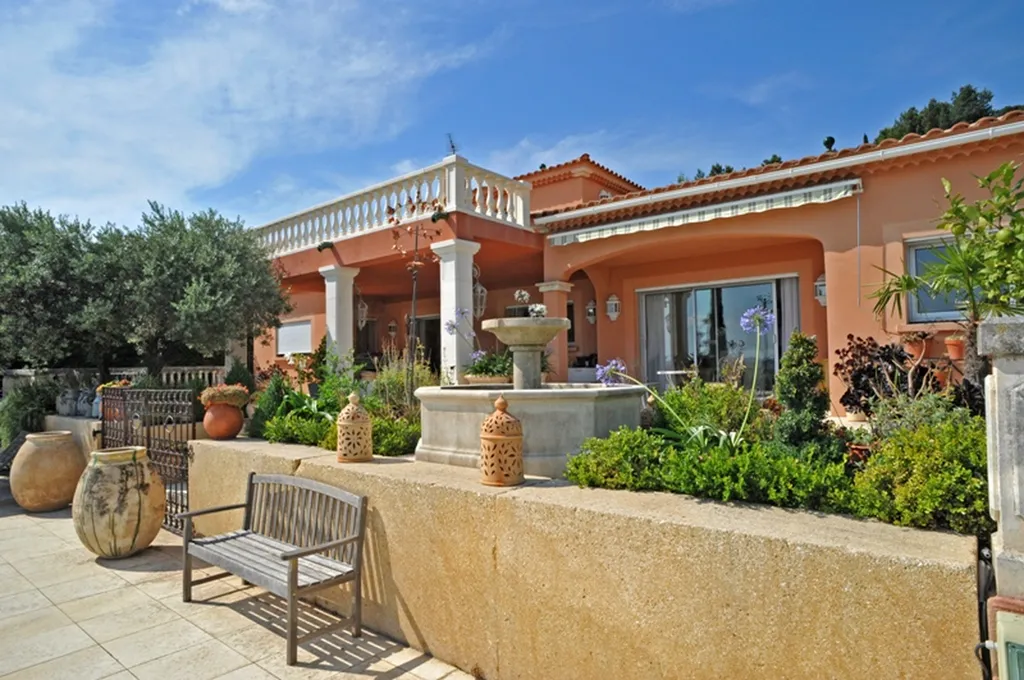 Proche Avignon, maison avec piscine aux vues exceptionnelles