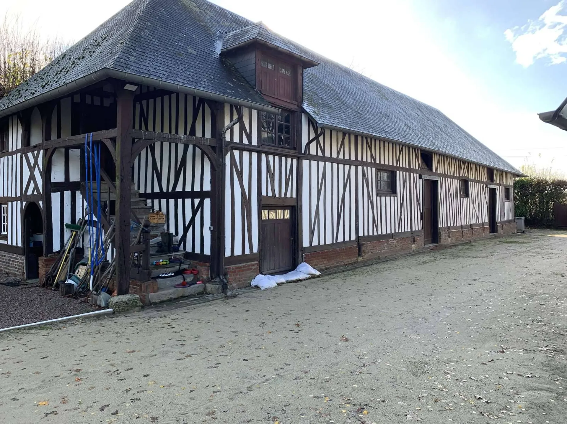 A vendre beau domaine au calme de la campagne, avec Demeure de charme, dépendances, parc arboré, et 3 hectares 40 ares de terrain, dans la région de LISIEUX 14100.