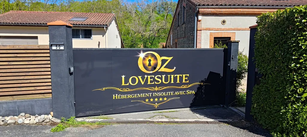 Panneau d'enseigne sur portail proche d'Auterive