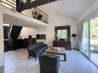 A vendre Orgeval , exceptionnelle maison de 350 M2 édifiée sur un terrain arboré de 1056 m2 avec une piscine extérieur, le calme absolu.