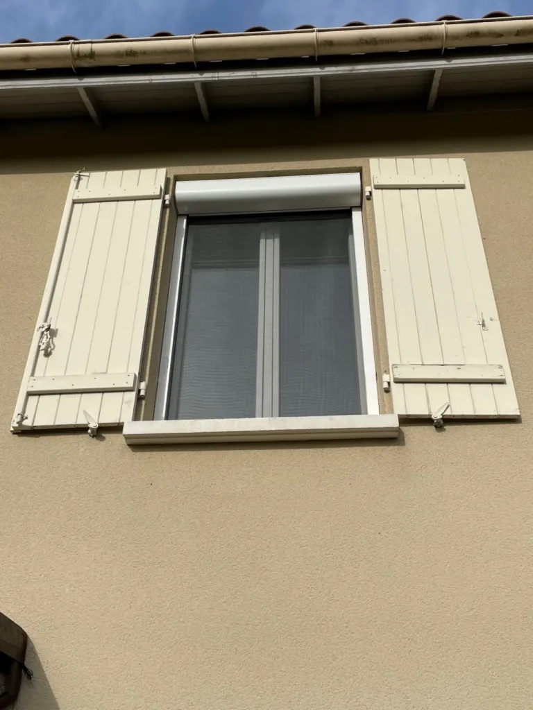 Volet roulant, avec moustiquaire de la marque Profalux à à Chazet d’Azergues dans le Rhône