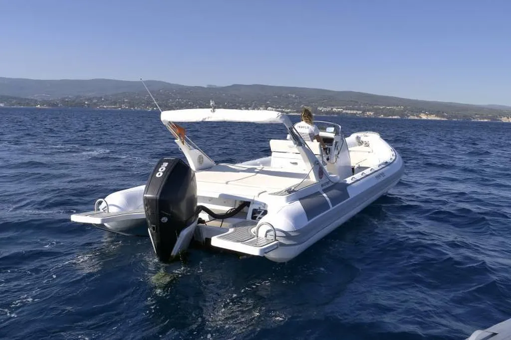 Interior of Le Z, Eden Boat’s high-end boat for Calanques excursions