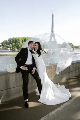 couple parisien devant la Tou Effeil