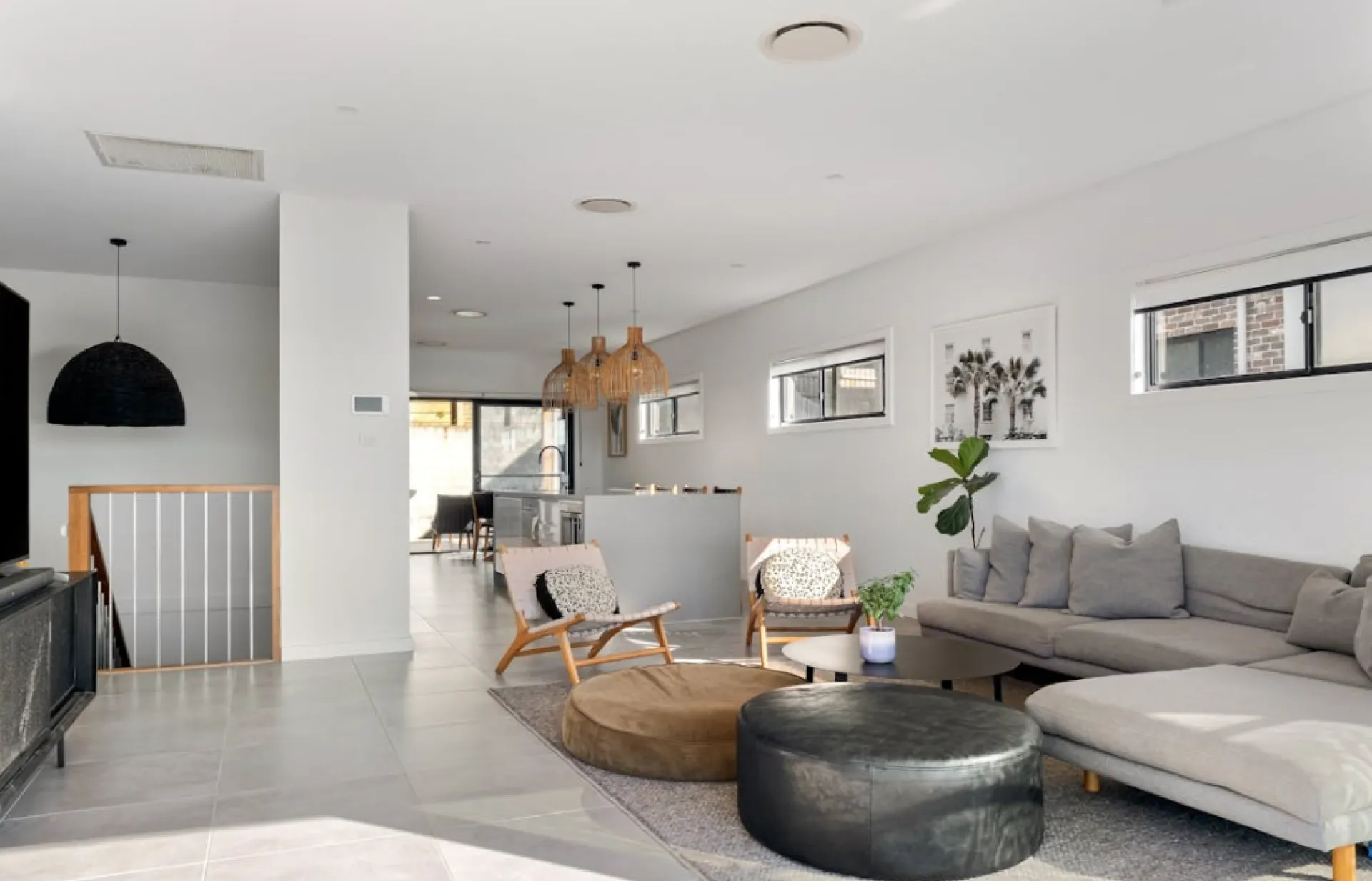 Salon minimaliste, lumière naturelle, volumes mis en valeur.