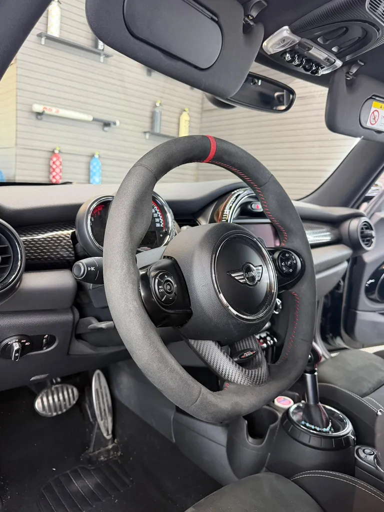 Nettoyage voiture intérieur à Annecy de Mini John Cooper Works : volant alcantara et sièges sport traités sans marquer la matière en Haute-Savoie