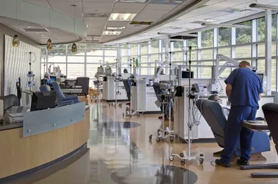 Salle de chimiothérapie moderne équipée pour des traitements médicaux dans un établissement de santé