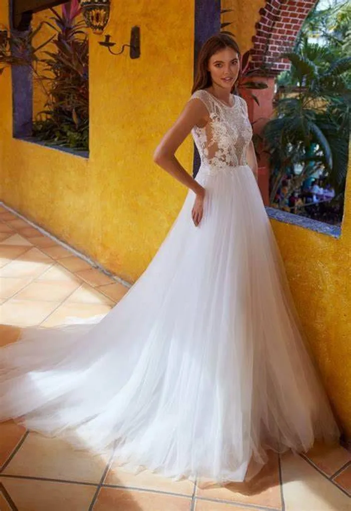 Boutique robes de mariée robe HATTIE, robe de mariée princesse, romantique et scintillante avec dentelle de créateur à AIX-EN-PROVENCE