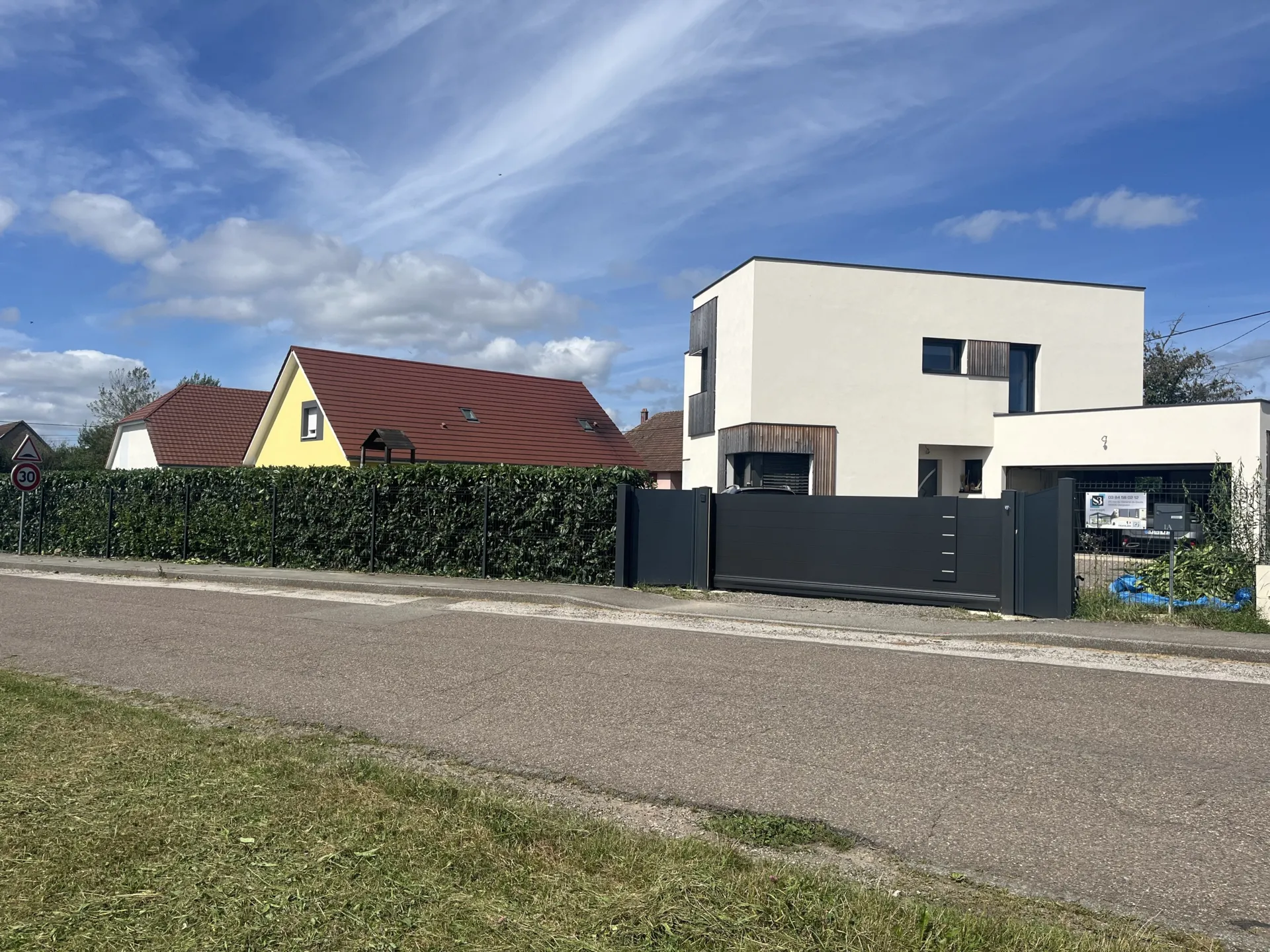 Réalisation d’un portail en alu coulissant autoporté noir sablé de 5m x 1,50m à Lachapelle sous Chaux près de Belfort