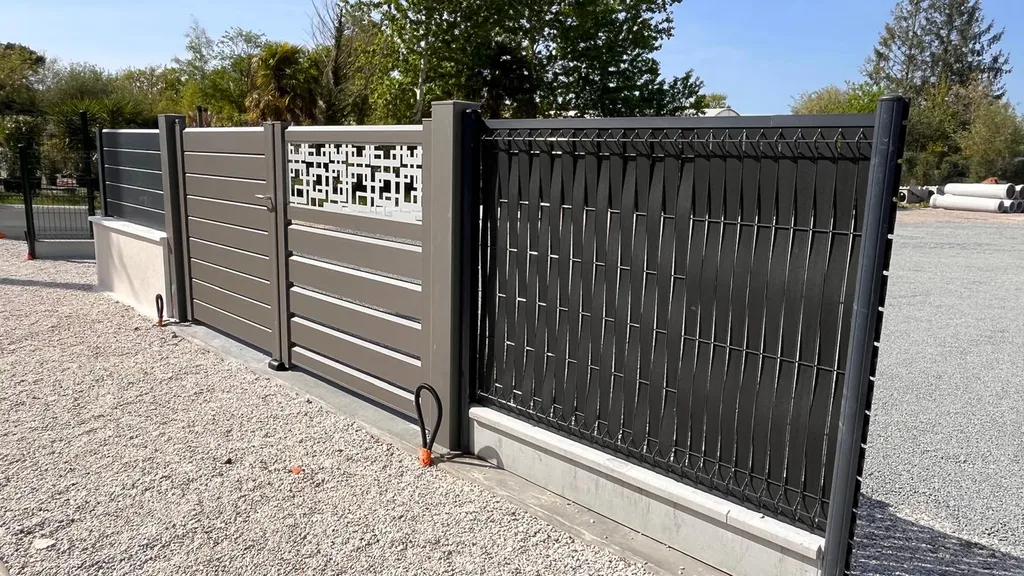 Pourquoi choisir un portail en alu ? A Carcans, la qualité de l'alu n'est plus à démontrer, choisissez un portail solide sur mesure.