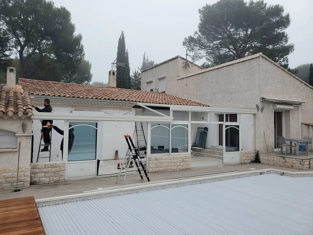 Pose de véranda sur mesure en aluminium Technal de couleur blanche à Martigues