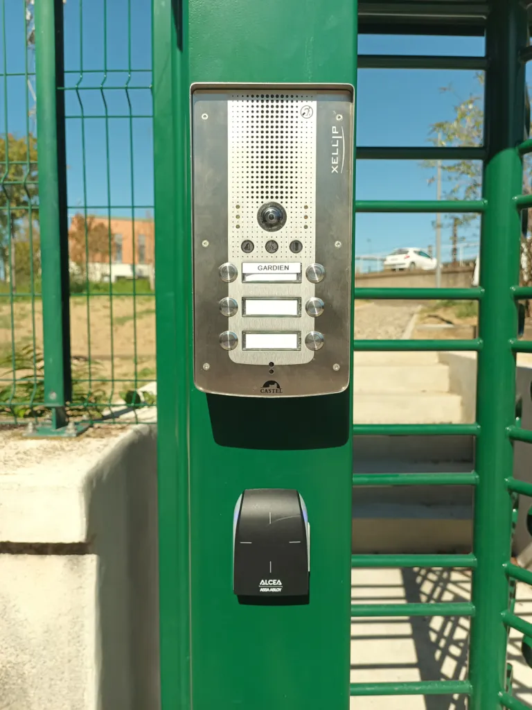 Pose d'un interphone castel xellip ainsi que d'un lecteur de badge STID sur contrôle d'accès Alcéa, sur un tourniquet SNCF Pose d'un interphone castel xellip ainsi que d'un lecteur de badge STID sur contrôle d'accès Alcéa, sur un tourniquet SNCF