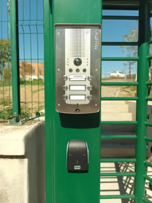 Pose d'un interphone castel xellip ainsi que d'un lecteur de badge STID sur contrôle d'accès Alcéa, sur un tourniquet SNCF