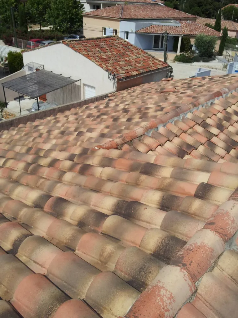 tuile avec nettoyage sur aix en provence
