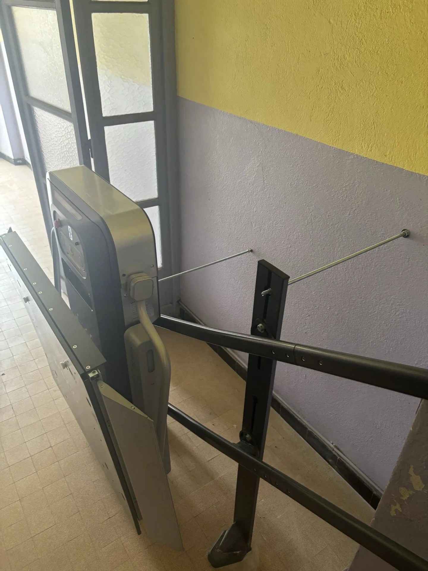 Encombrement minimum, une fois repliée pour cette la plateforme oblique VIMEC V6 à la cuisine centrale de Villefranche sur mer Encombrement minimum, une fois repliée pour cette la plateforme oblique VIMEC V6 à la cuisine centrale de Villefranche sur mer