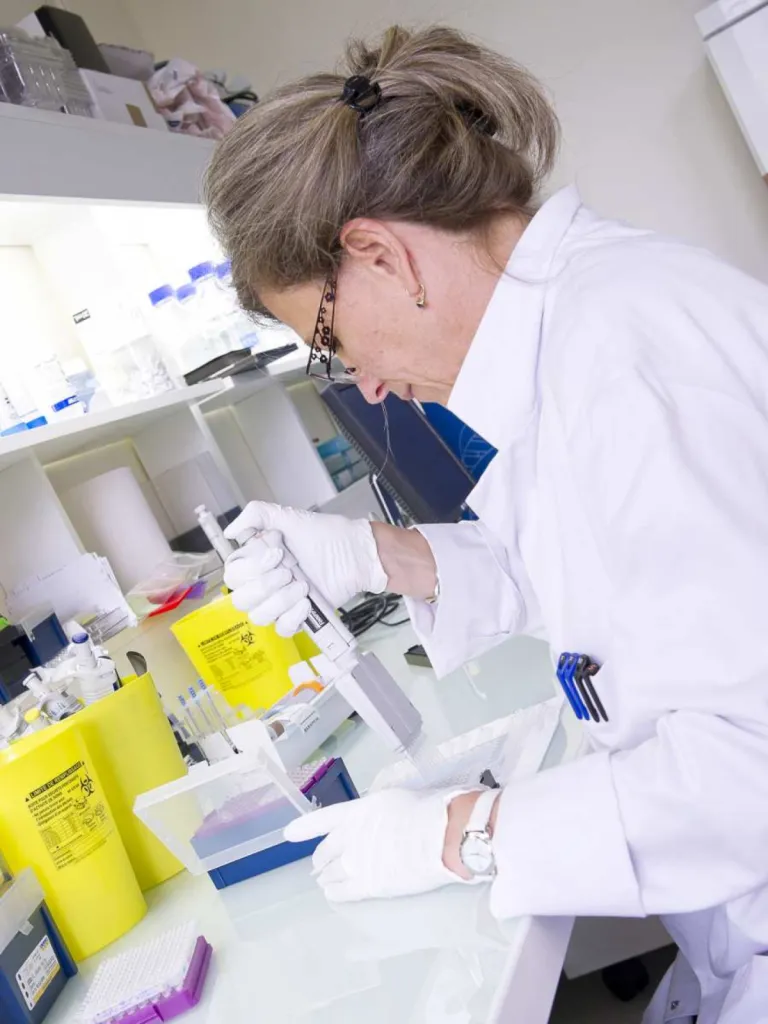 photographe spécialisé pour centre de recherche en santé salle séquenceur manipulation chercheuse en cancérologie