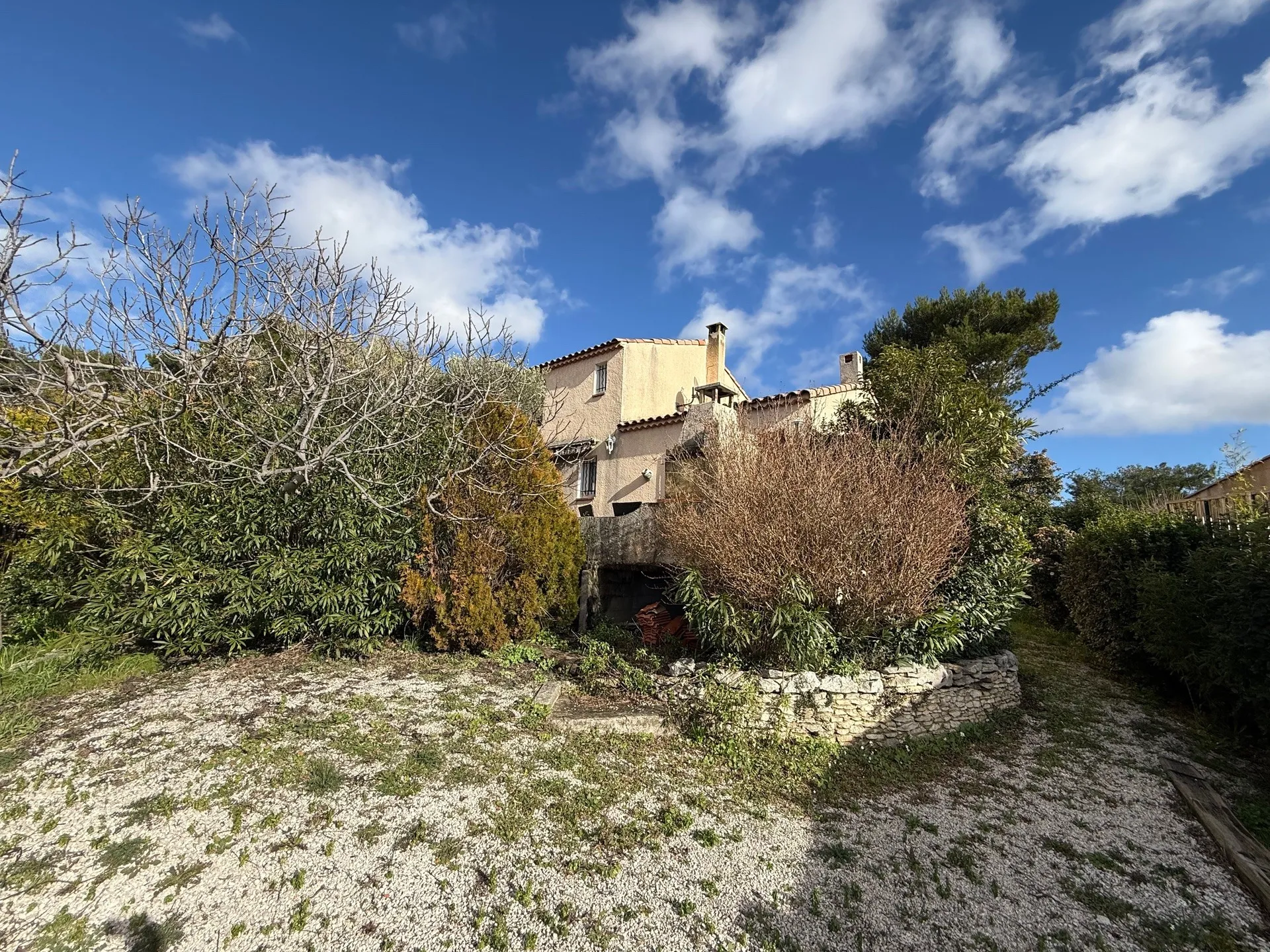 Maison de Type 4 en lotissement au calme, proche des écoles, commodités, avec trois chambres, jardin, garage et offrant un cadre de vie serein.