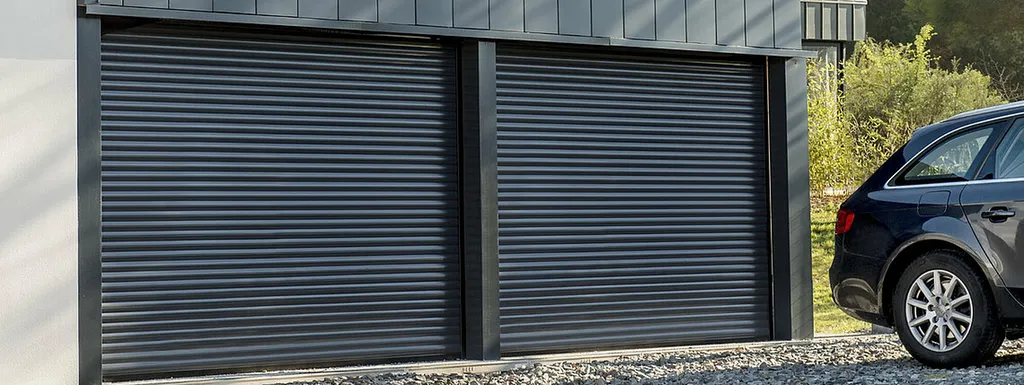 Porte de garage enroulable Novoferm en aluminium motorisée
