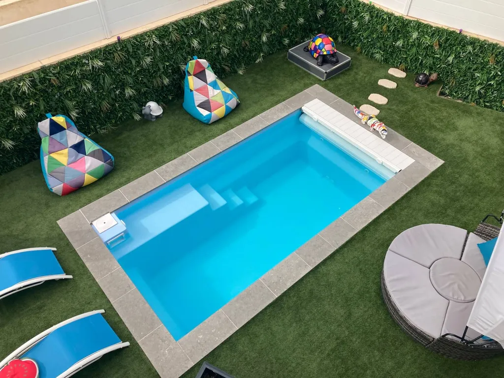 Mini piscine sans déclaration à La Garde avec système de filtration sans local technique – modèle City 4x2m avec équipements premium.