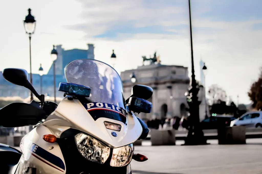 LE TRIBUNAL DE POLICE