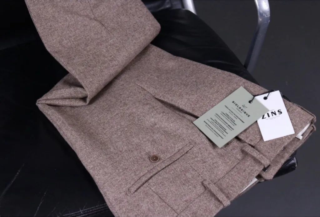 Bernard Zins spécialiste du pantalon haut de gamme pour homme depuis 1967.