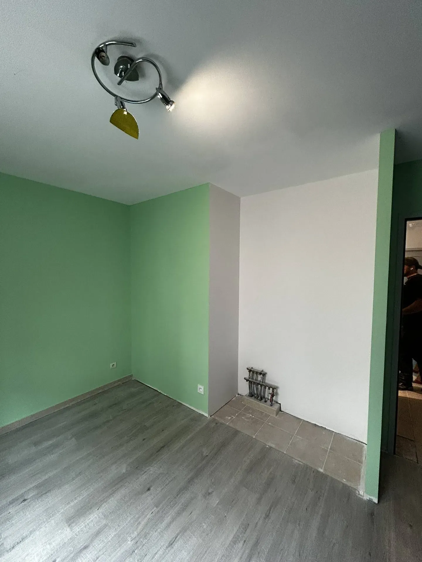 Chambre rénovée après dégât des eaux avec finitions modernes et assainissement complet