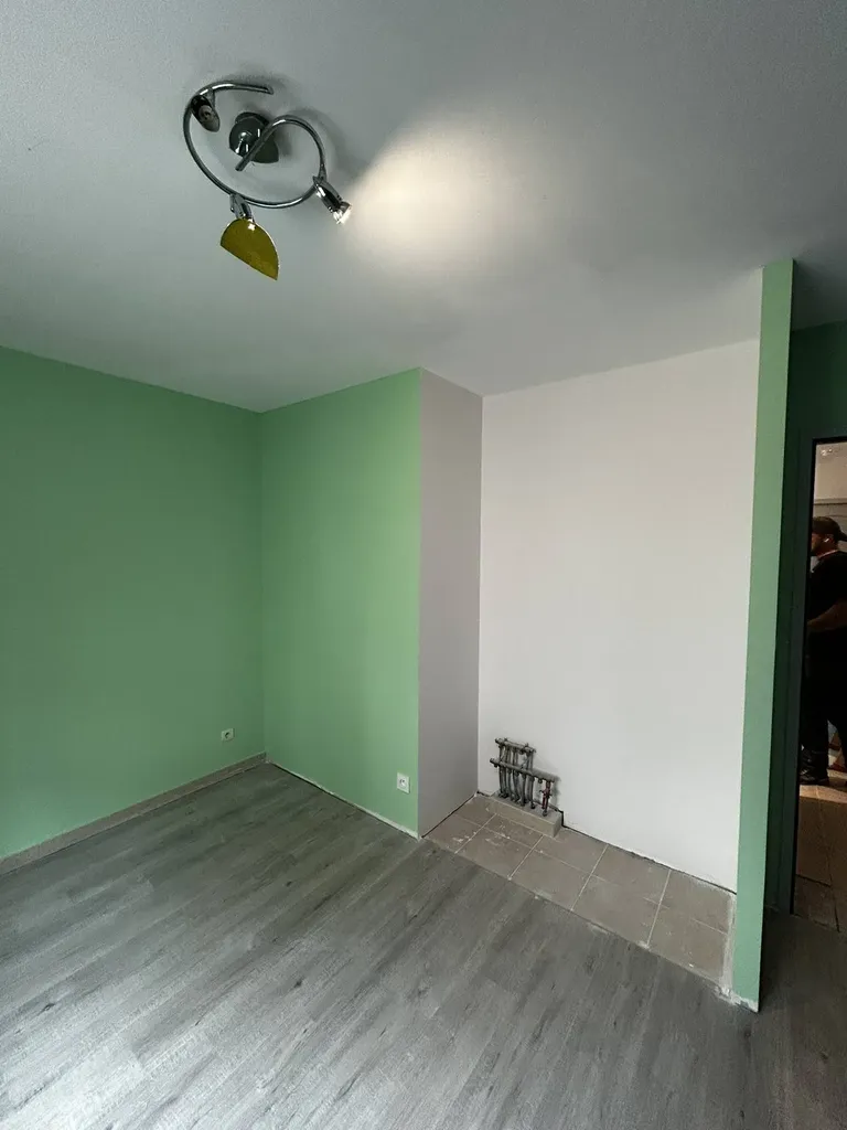 Chambre rénovée après dégât des eaux avec finitions modernes et assainissement complet