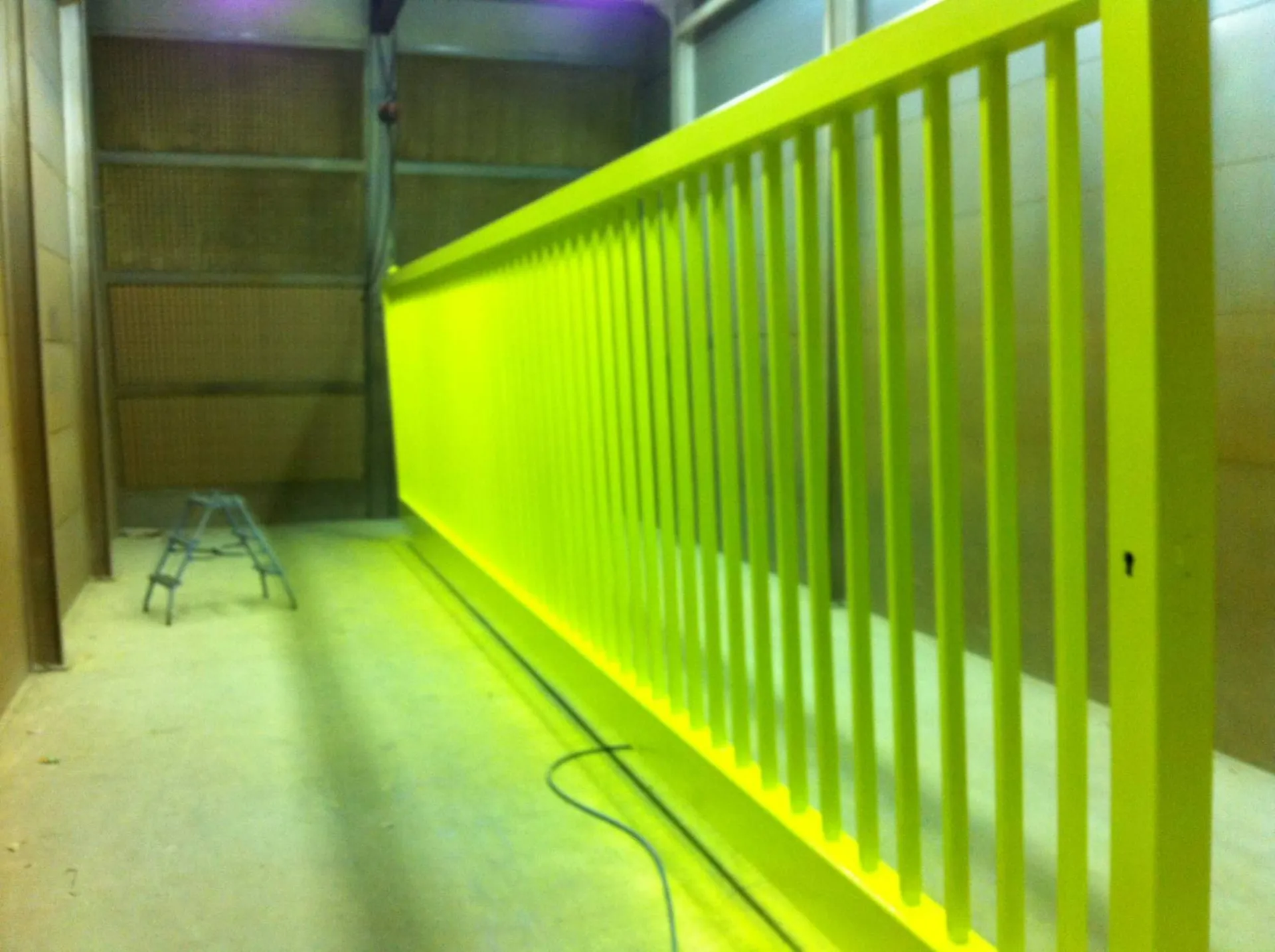 Portail coulissant jaune