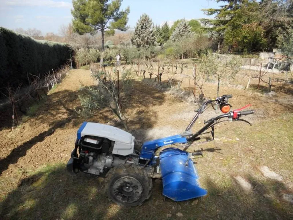 Motobinage d'une parcelle de vigne par paysagiste Aix en Provence Rouvier Romain.