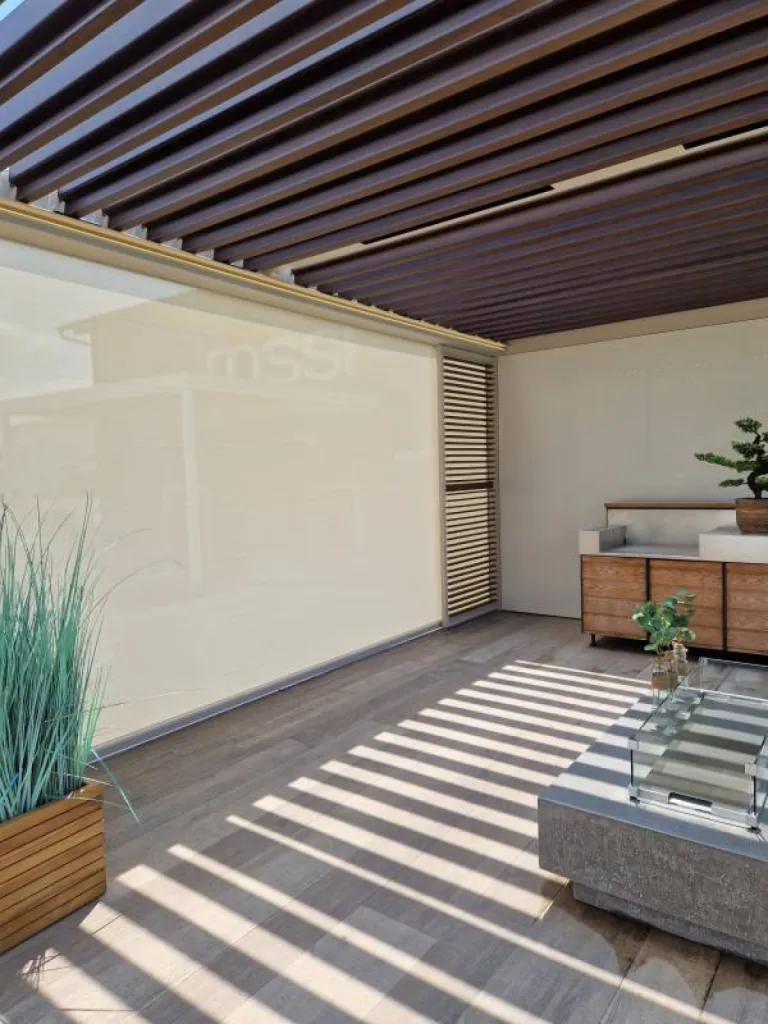 Notre pergola bioclimatique Camargue RENSON au sein du showroom ROSSI