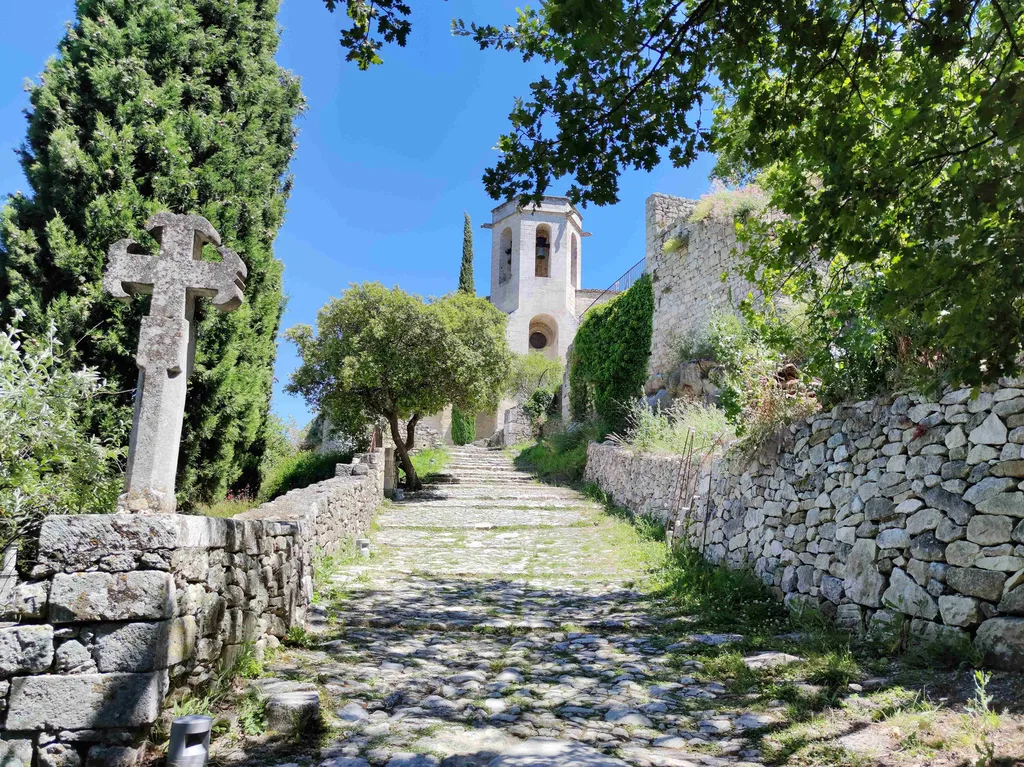 Oppède-le-Vieux, village perché préservé : ruines, ruelles médiévales, paysages et atmosphère authentique.