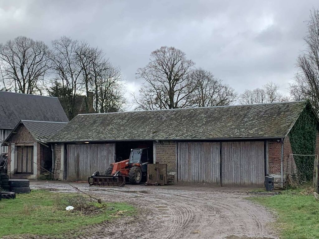 EN EXCLUSIVITE, l'AGENCE TERRES ET DEMEURES DE NORMANDIE à LISIEUX 14100 - 41 Avenue Victor HUGO vous propose d'ACQUERIR cette exploitation agricole d'une surface de 167 ha, actuellement en élevage de bovins allaitants, et pommiers à cidre, située da