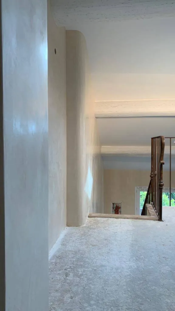 MUR EN MARMORINO EN BETON CIRE TERRE DU MONDE