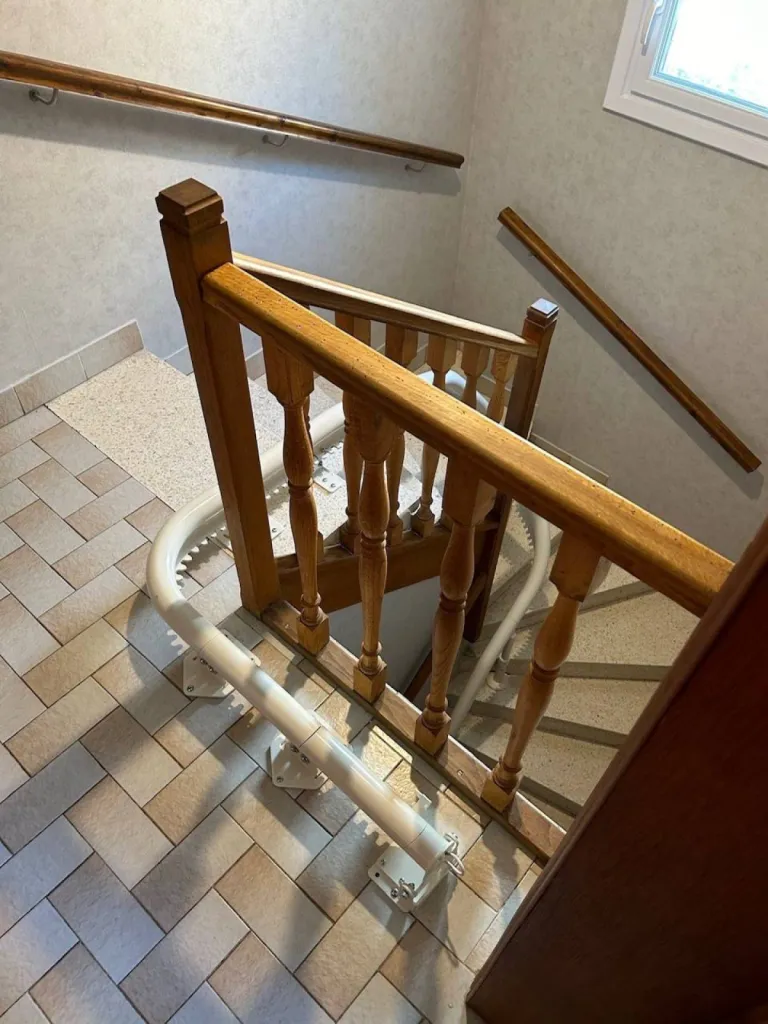 Optimisation de l'espace avec cette arrivée via un parking à 90° pour ce fauteuil monte escalier OTOLIFT Smart dans un escalier 2/4 tournant en intérieur près de Marseille