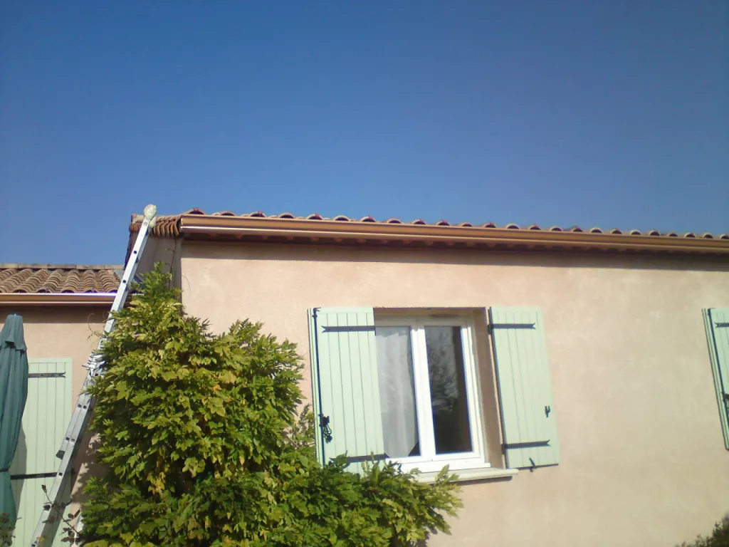 Gouttière alu moderne pour entrepôt à Bagnols-sur-Cèze installation professionnelle et nettoyage régulier Gouttière alu moderne pour entrepôt à Bagnols-sur-Cèze installation professionnelle et nettoyage régulier