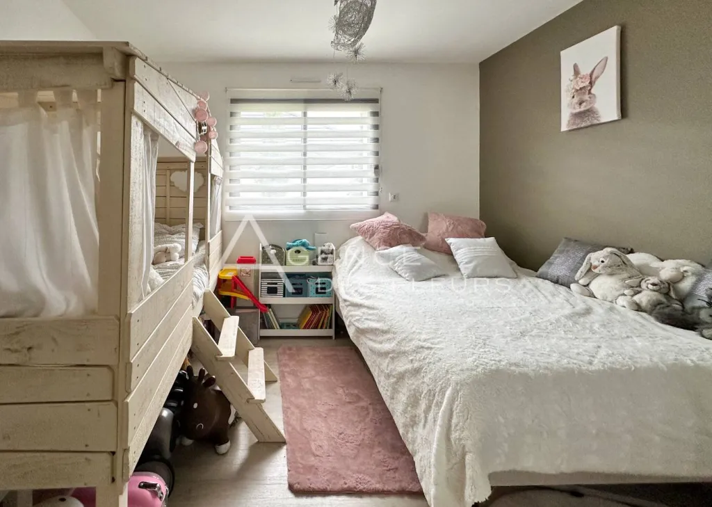 Magnifique plain-pied contemporain sur 832 m² de terrain clos.