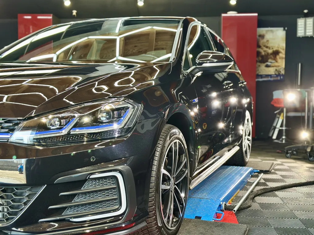 Restauration Volkswagen Golf GTE polissage Traitement céramique sur Lyon 