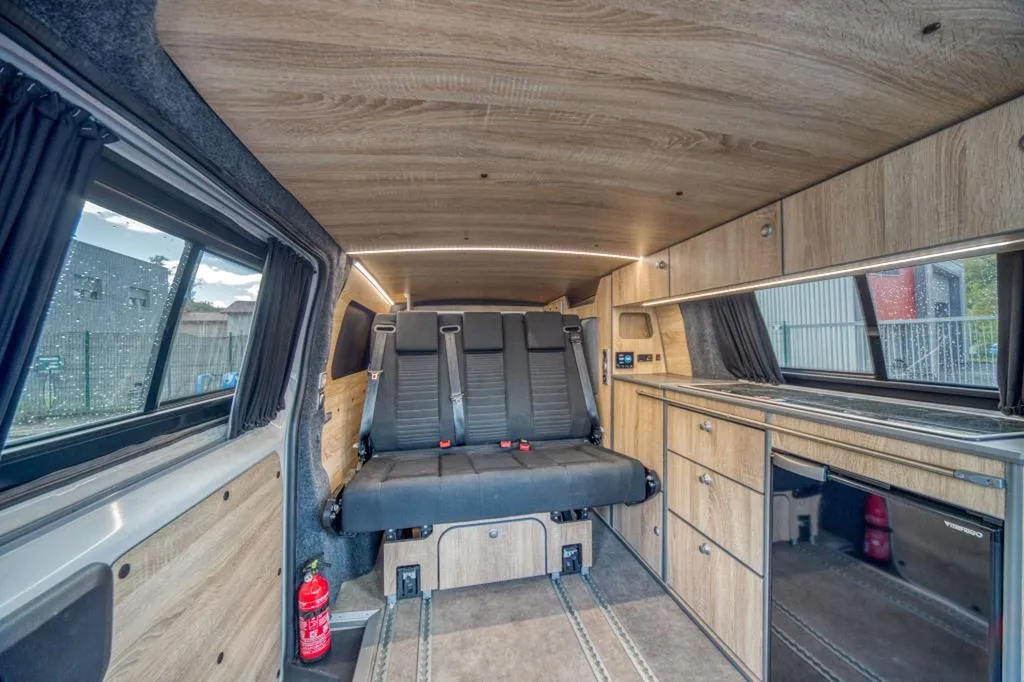 Aménagement intérieur de Van Peugeot Expert XL à Lyon : transformation utilitaire en van sur-mesure dans le Rhône