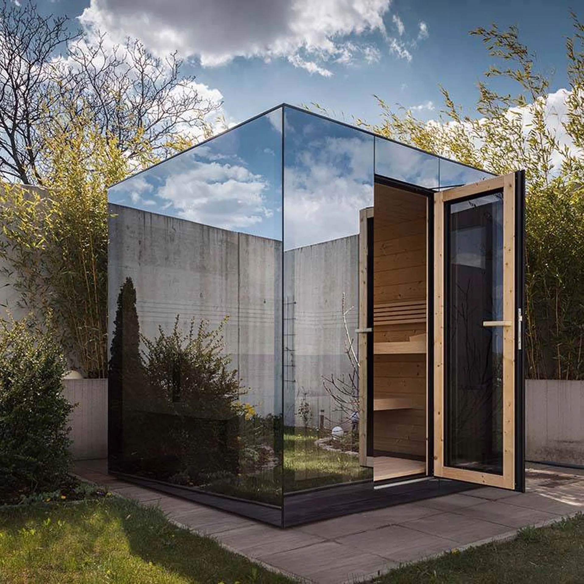 Sauna miroir dans un jardin à Lyon