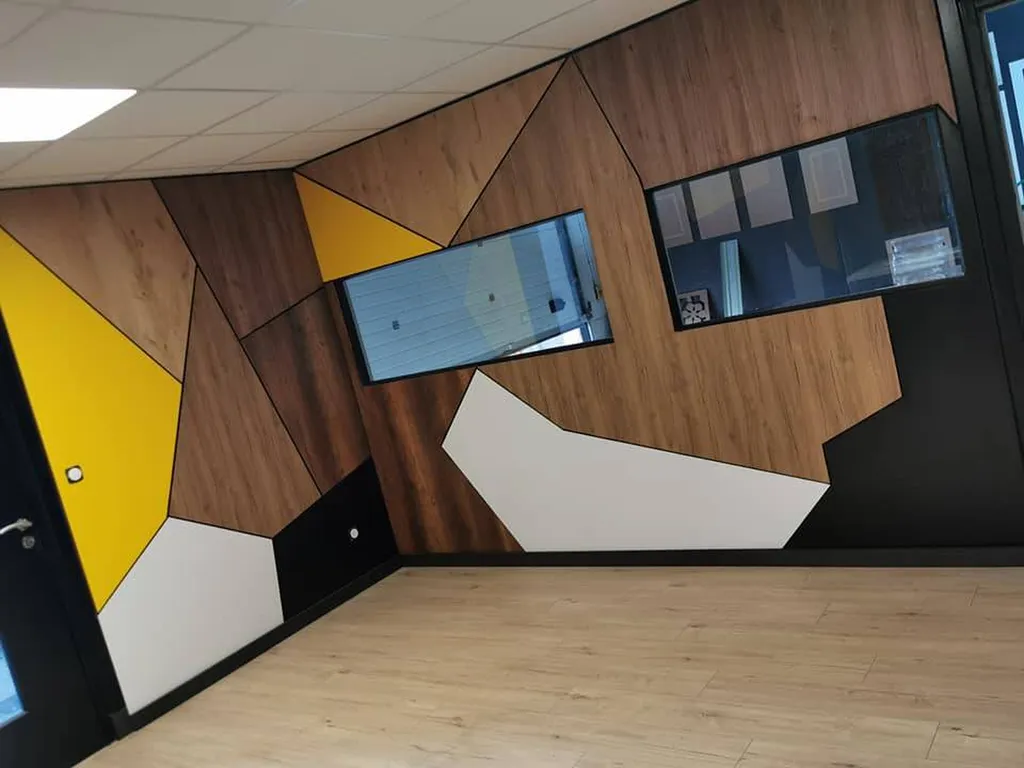 Fabrication et agencement sur-mesure de mobilier en bois massif près de Martigues