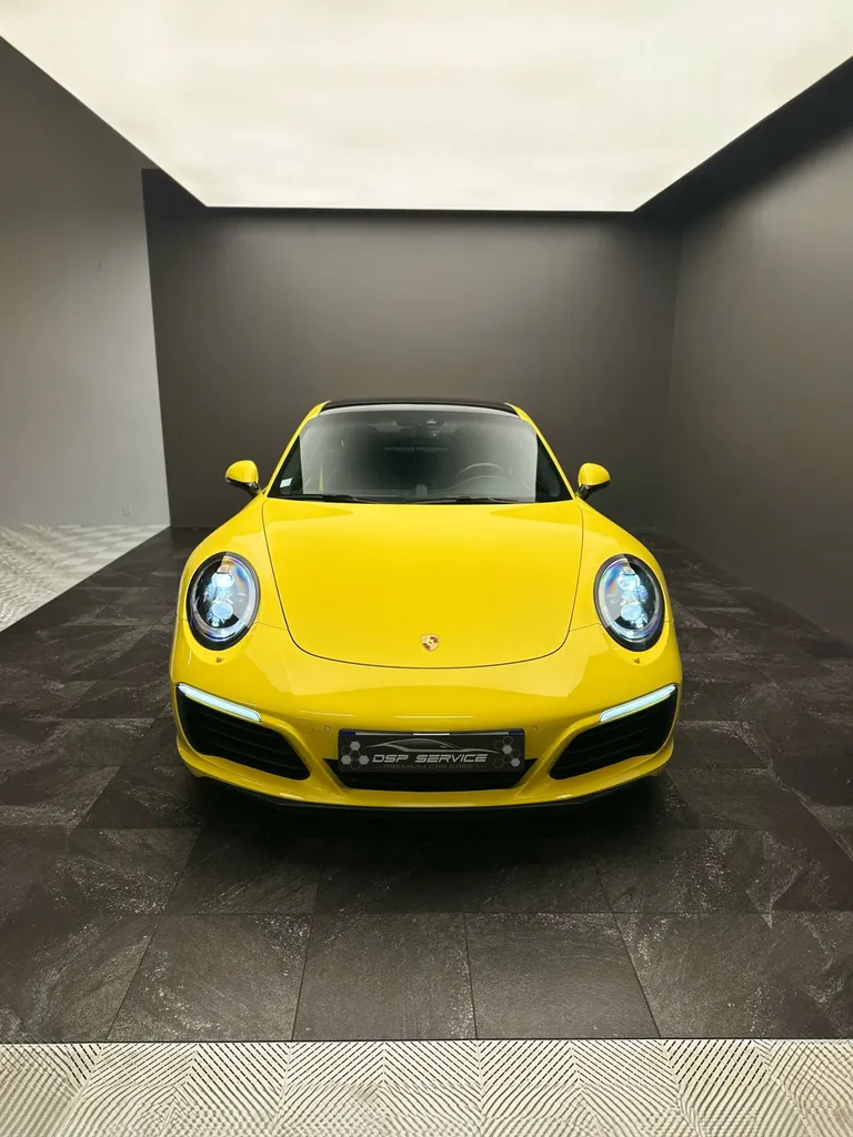 Préparation à une future mise en vente pour cette Porsche 911 Carrera 4S à Le Mans (72)
