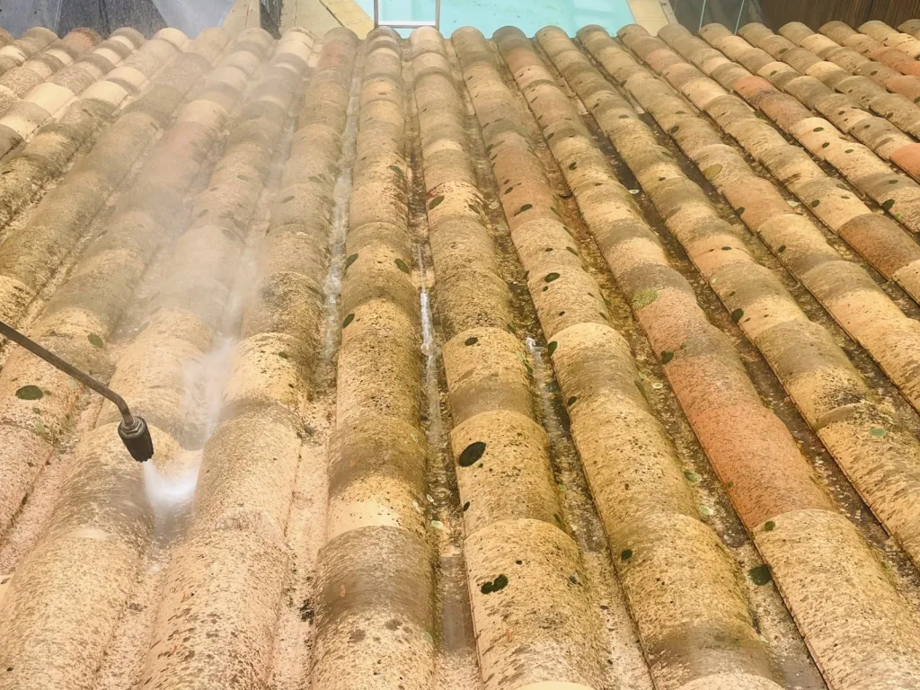 Nettoyage et traitement des tuiles mécaniques d’une maison sur Bouc Bel Air près de Aix en Provence 