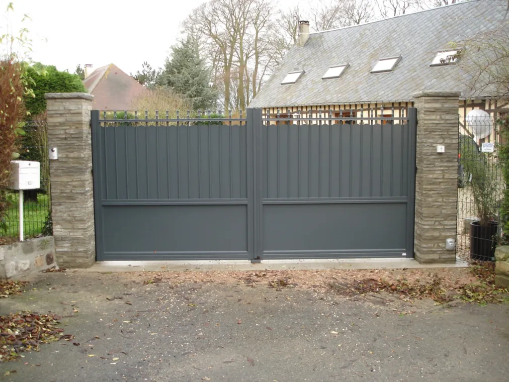 Pose de portail plein avec piliers proche du Havre