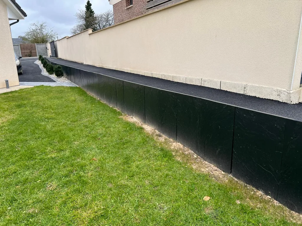 Aménagement d'une entrée sur Sainneville sur Seine : reprise des réseaux, mur de soutènement en dalle d'ardoise et enrobé