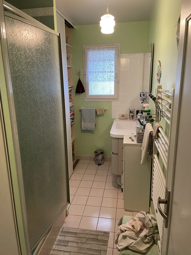 Salle de bain avant travaux d’aménagement d’une douche sécurisée PMR à Belleville-en-Beaujolais près de Villefranche-sur-Saône.