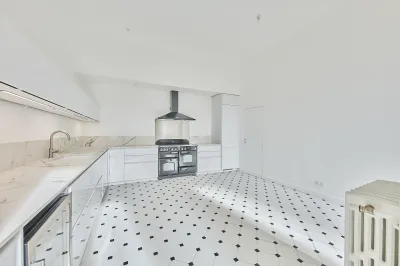 Aménagement d'une cuisine avec plan de travail en Dekton et piano de cuisson Smeg à Bordeaux Centre