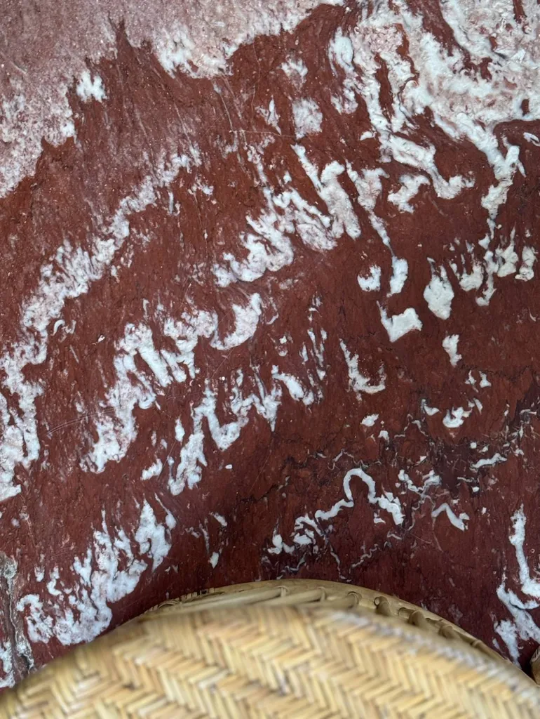 Spa en Marbre rouge Saint Pons et granit noir Zimbabwé au Domaine Mas de Rey à Arles