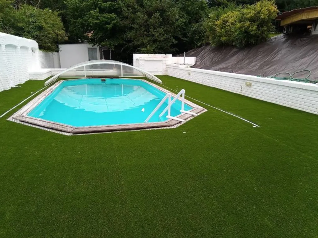 Pose d'un gazon synthétique sur la commune de Montivilliers