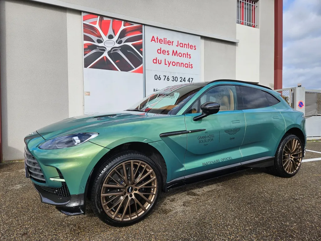 Aston Martin DBX 