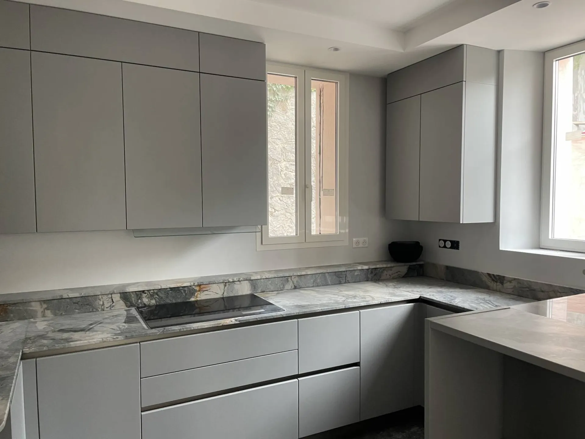 Exemple de cuisine italienne haut de gamme design installée à Sanary sur Mer dans le 83